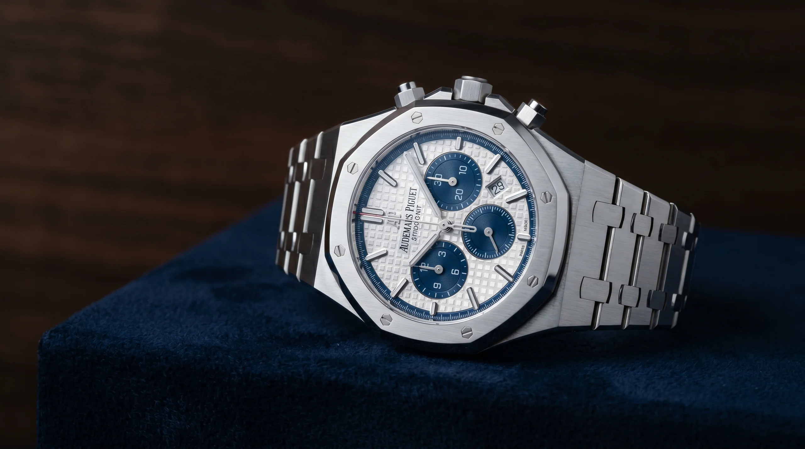 Audemars Piguet Royal Oak Selfwinding Chronograph 41mm 26240ST in stainless steel with silver dial and blue panda chronograph sub-dials