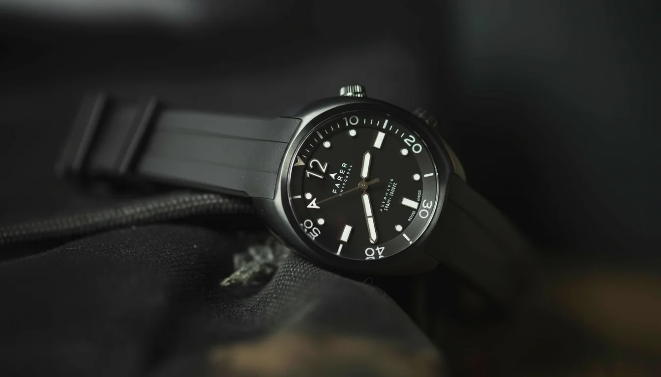 Farer Aqua Compressor dive watch with a black dial, showing the compressor case profile