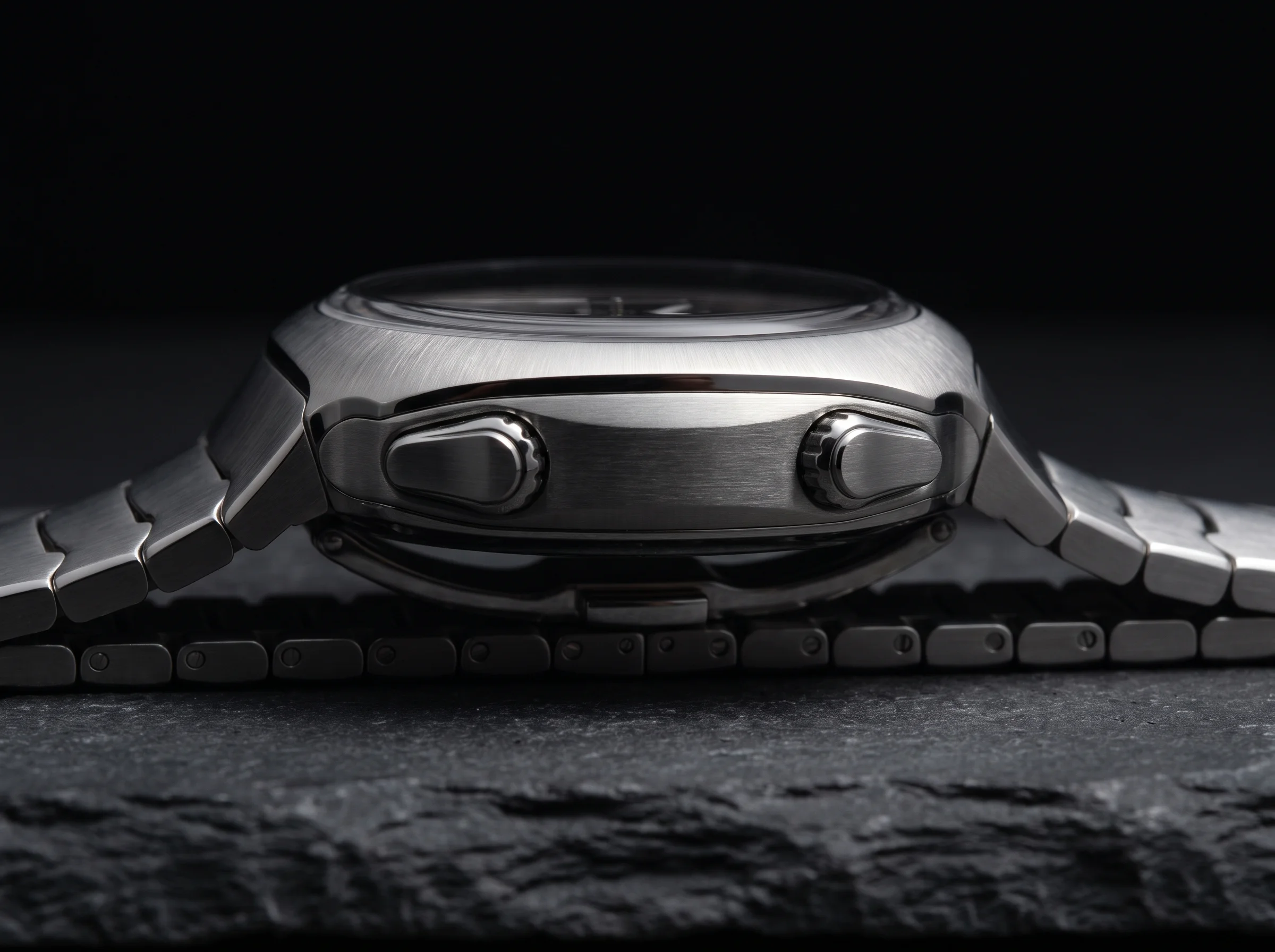 Case side profile of the H. Moser and Cie Streamliner Flyback Chronograph integrated bracelet